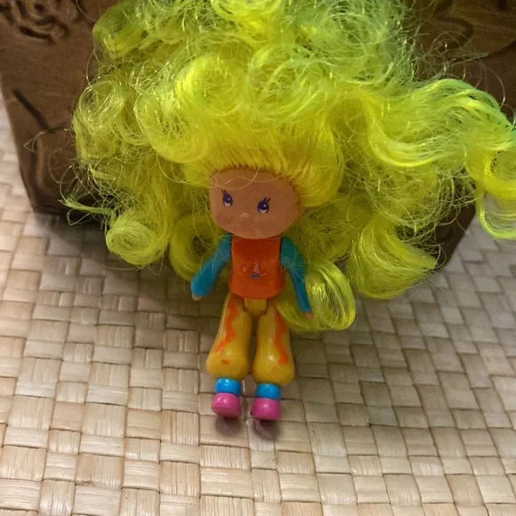 Adorable little girl doll with a lot of hair - Picture 3 of 3